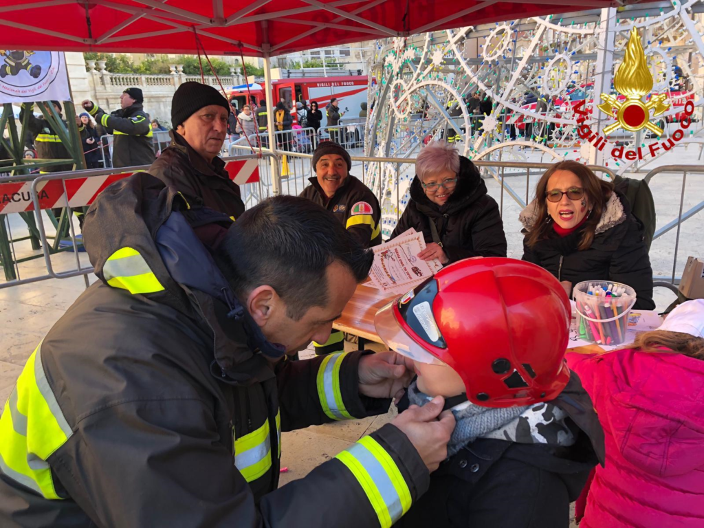 Risultato immagini per SIRACUSA BEFANA VIGILI DEL FUOCO"